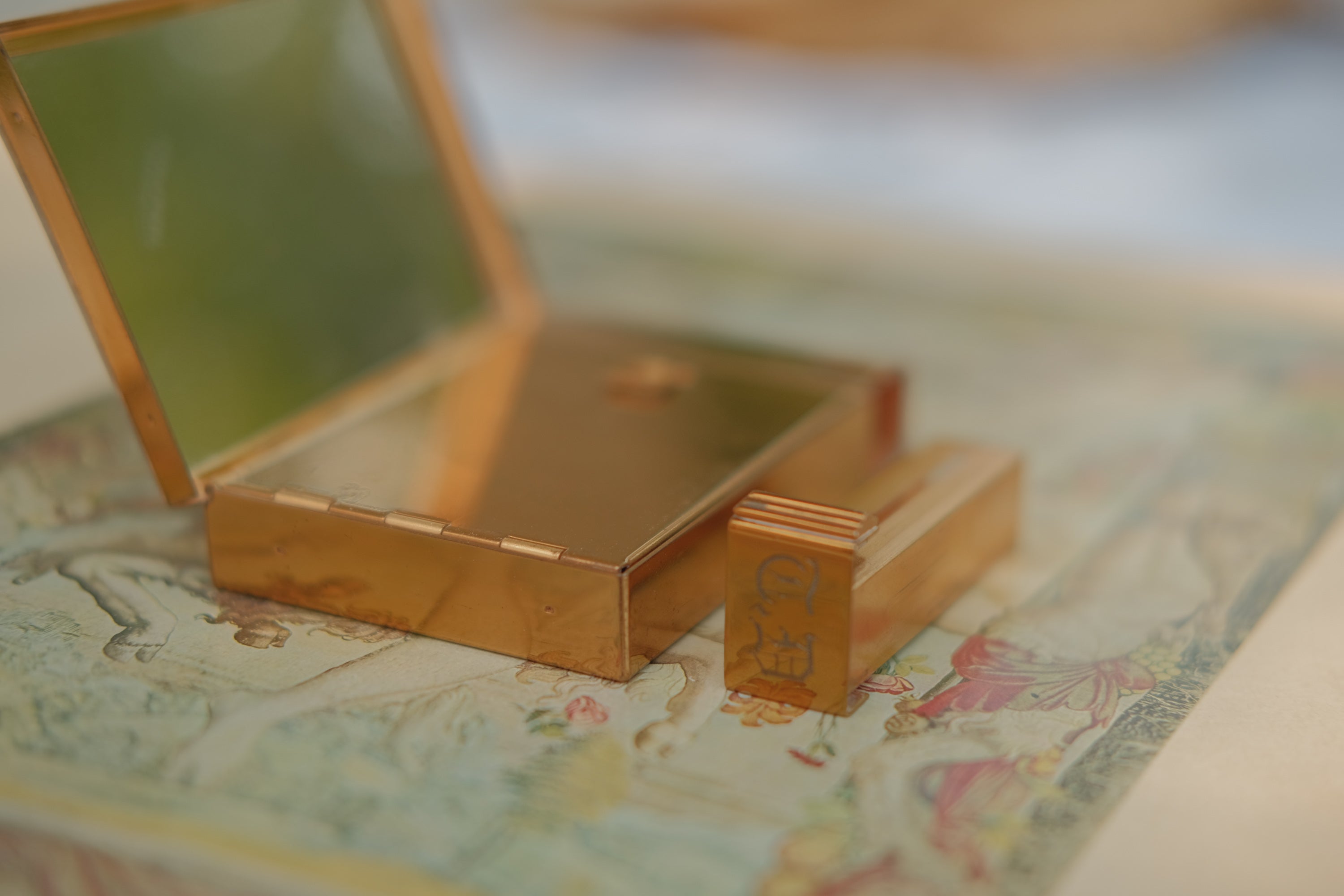 Volupte Mother of Pearl Vanity Compact
