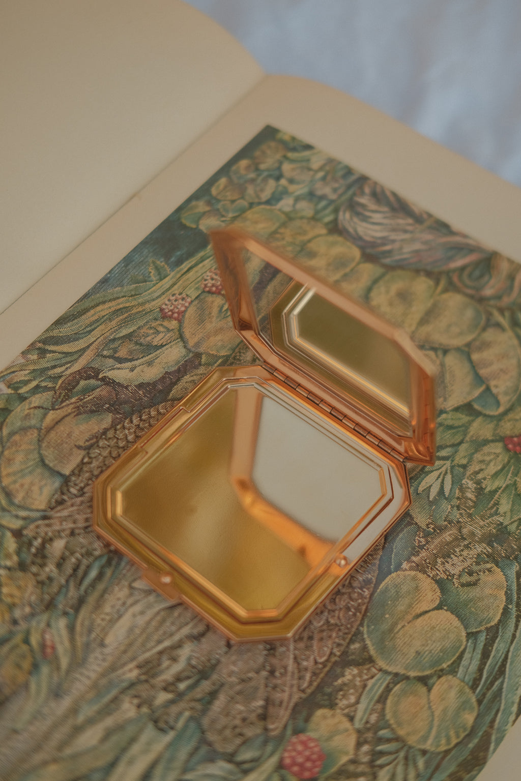 New Light Mother of Pearl Floral Compact