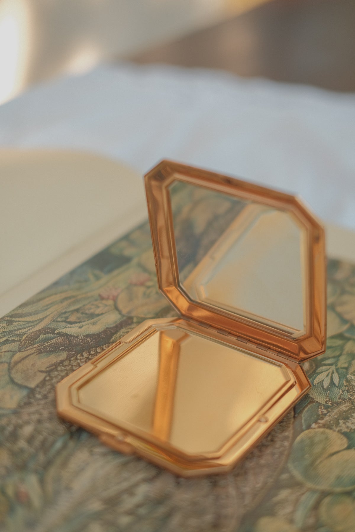 New Light Mother of Pearl Floral Compact