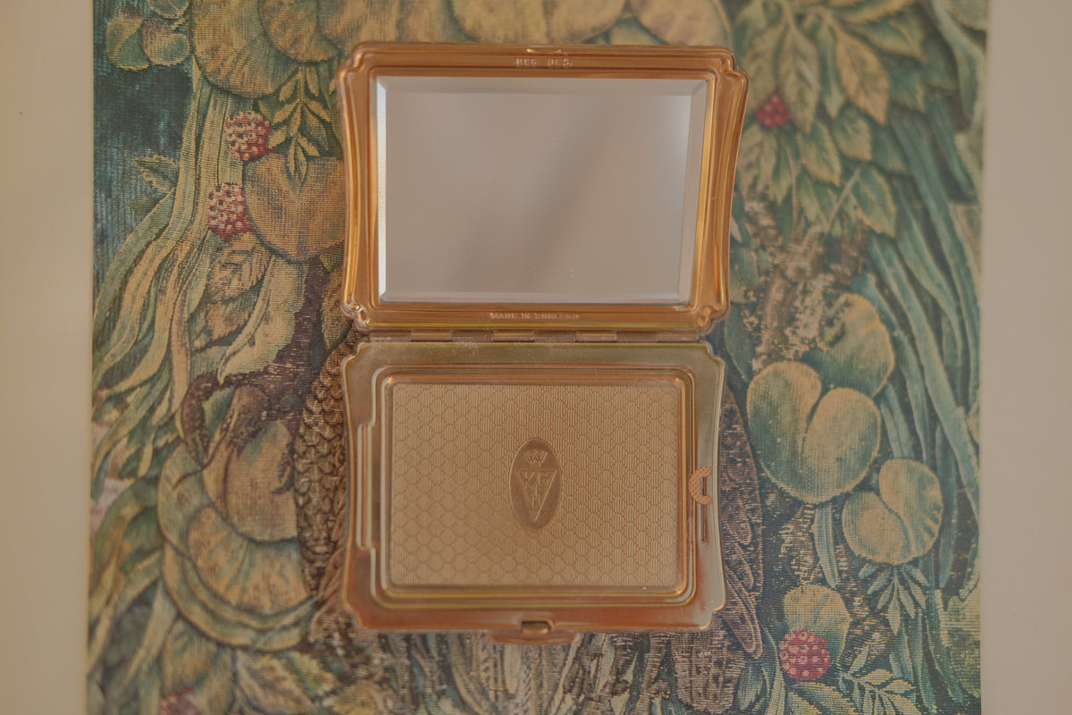Kigu Mother of Pearl Powder Compact