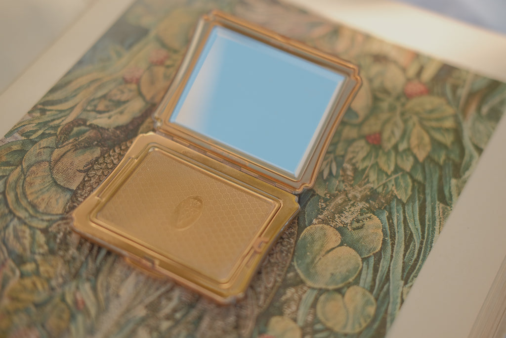 Kigu Mother of Pearl Powder Compact