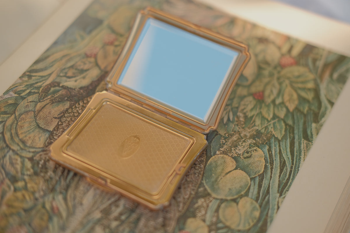 Kigu Mother of Pearl Powder Compact